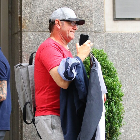 Kevin Spacey sort d' un immeuble à New York avec des vêtements à la main le 16 Juin 2017 à New York.