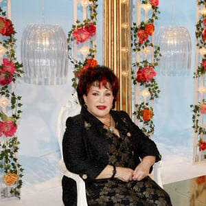 Rika Zarai sur le plateau de l'émission "Les grands du rire", le 10 octobre 2013