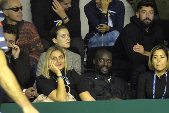 Ladji Doucouré avec sa compagne dans les tribunes du match "Benoît Paire/Fernando Verdasco - Rohan Bopanna/Denis Shapovalov (4/6 - 5/7)" lors du tournoi Rolex Paris Masters 2019, le 30 octobre 2019. © Perusseau-Veeren/Bestimage