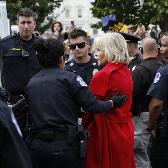 Jane Fonda, 81 ans, arrêtée le 25 octobre 2019 à Washington devant le Capitole lors d'une manifestation pour alerter les décideurs politiques et l'opinion publique sur l'urgence d'agir face à la crise du changement climatique.