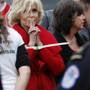 Jane Fonda, 81 ans, arrêtée le 25 octobre 2019 à Washington devant le Capitole lors d'une manifestation pour alerter les décideurs politiques et l'opinion publique sur l'urgence d'agir face à la crise du changement climatique.