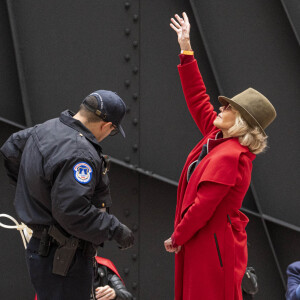 Jane Fonda, 81 ans, a été arrêtée par la police pour la quatrième fois en autant de semaines alors qu'elle menait une nouvelle manifestation le 1er novembre 2019 à Washington pour alerter les décideurs politiques et l'opinion publique sur l'urgence d'agir face à la crise du changement climatique.