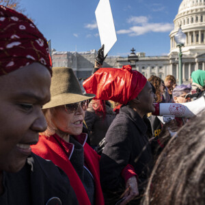 Jane Fonda, 81 ans, lors d'une nouvelle manifestation le 1er novembre 2019 à Washington pour alerter les décideurs politiques et l'opinion publique sur l'urgence d'agir face à la crise du changement climatique.