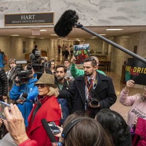 Jane Fonda, 81 ans, entourée par les médias alors qu'elle menait une nouvelle manifestation le 1er novembre 2019 à Washington et occupait l'un des bureaux du Sénat pour alerter les décideurs politiques et l'opinion publique sur l'urgence d'agir face à la crise du changement climatique.