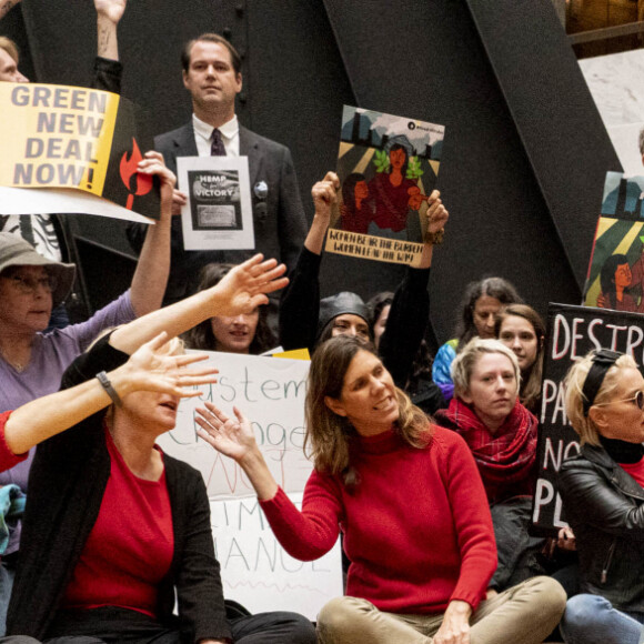 Jane Fonda, 81 ans, et ses partisans ont occupé l'un des bureaux du Sénat américain lors d'une nouvelle manifestation le 1er novembre 2019 à Washington pour alerter les décideurs politiques et l'opinion publique sur l'urgence d'agir face à la crise du changement climatique.