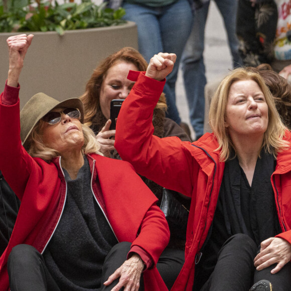 Jane Fonda, 81 ans, et ses partisans ont fait un sit-in dans l'un des bureaux du Sénat américain lors d'une nouvelle manifestation le 1er novembre 2019 à Washington pour alerter les décideurs politiques et l'opinion publique sur l'urgence d'agir face à la crise du changement climatique.