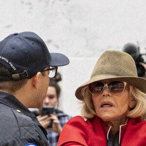 Jane Fonda, 81 ans, a été arrêtée par la police alors qu'elle menait une nouvelle manifestation le 1er novembre 2019 à Washington et faisait un sit-in dans l'un des bureaux du Sénat pour alerter les décideurs politiques et l'opinion publique sur l'urgence d'agir face à la crise du changement climatique.