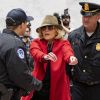 Jane Fonda, 81 ans, a été arrêtée par la police alors qu'elle menait une nouvelle manifestation le 1er novembre 2019 à Washington et faisait un sit-in dans l'un des bureaux du Sénat pour alerter les décideurs politiques et l'opinion publique sur l'urgence d'agir face à la crise du changement climatique.
