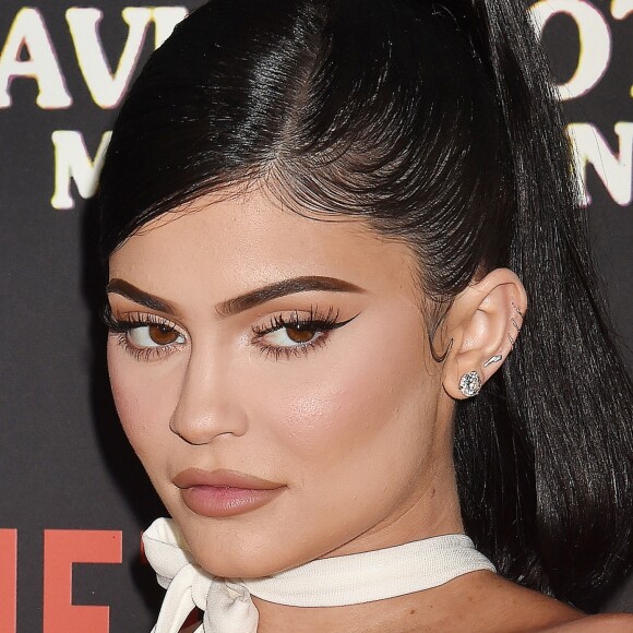 T. Scott avec sa compagne Kylie Jenner à la première du prochain documentaire de Netflix Look Mom I Can Fly au Barker Hangar dans le quartier de Santa Monica à Los Angeles. Ce nouveau documentaire sera disponible à partir du 28 août sur Netflix. On y découvre des images inédites de T. Scott à ses débuts, jusqu'à son ascension aujourd'hui. Look Mom I Can Fly place les spectateurs au premier rang de la vie du rappeur, en s'intéressant à la sortie et aux répercussions d'Astroworld, son dernier album nommé aux Grammys. Le 27 août 2019