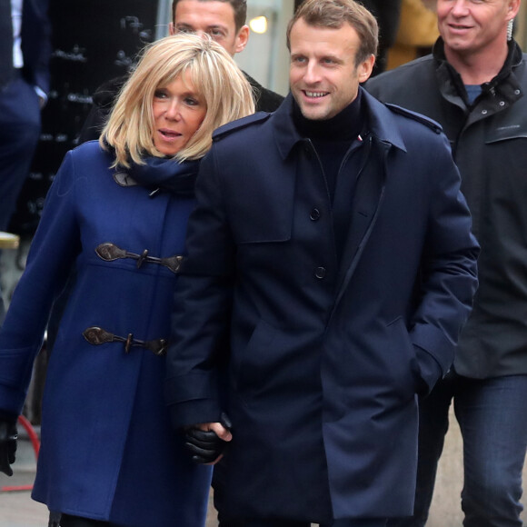 Comme chaque année, le président Emmanuel Macron et sa femme Brigitte passent le week-end de la Toussaint à Honfleur dans le Calvados. Ils sont arrivés le mercredi 30 octobre dans la soirée et logent à la Ferme Saint-Siméon, un hôtel cinq étoiles de Honfleur. En ce troisième jour, après un déjeuner au restaurant "Bistrot des Artistes" où ils ont leurs habitudes depuis des années et où ils avaient déjà déjeuné les deux jours précédents, le président Emmanuel Macron et la Première dame Brigitte Macron sont allés à la rencontre des habitants puis se sont offert une petite promenade sur la plage. Honfleur, le 2 novembre 2019.