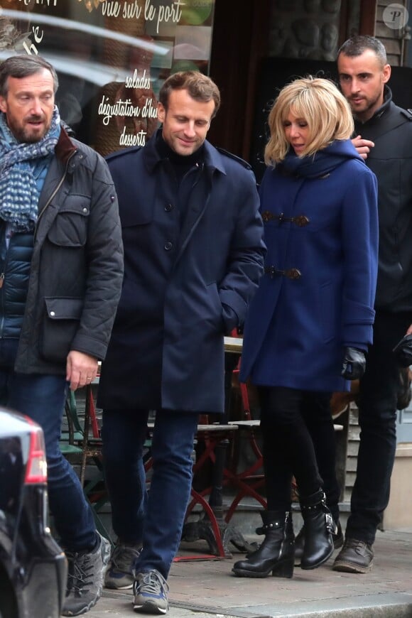 Comme chaque année, le président Emmanuel Macron et sa femme Brigitte passent le week-end de la Toussaint à Honfleur dans le Calvados. Ils sont arrivés le mercredi 30 octobre dans la soirée et logent à la Ferme Saint-Siméon, un hôtel cinq étoiles de Honfleur. En ce troisième jour, après un déjeuner au restaurant "Bistrot des Artistes" où ils ont leurs habitudes depuis des années et où ils avaient déjà déjeuné les deux jours précédents, le président Emmanuel Macron et la Première dame Brigitte Macron sont allés à la rencontre des habitants puis se sont offert une petite promenade sur la plage. Honfleur, le 2 novembre 2019.