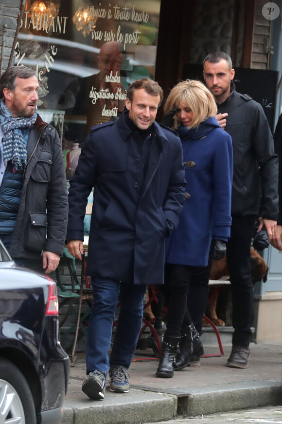 Comme chaque année, le président Emmanuel Macron et sa femme Brigitte passent le week-end de la Toussaint à Honfleur dans le Calvados. Ils sont arrivés le mercredi 30 octobre dans la soirée et logent à la Ferme Saint-Siméon, un hôtel cinq étoiles de Honfleur. En ce troisième jour, après un déjeuner au restaurant "Bistrot des Artistes" où ils ont leurs habitudes depuis des années et où ils avaient déjà déjeuné les deux jours précédents, le président Emmanuel Macron et la Première dame Brigitte Macron sont allés à la rencontre des habitants puis se sont offert une petite promenade sur la plage. Honfleur, le 2 novembre 2019.
