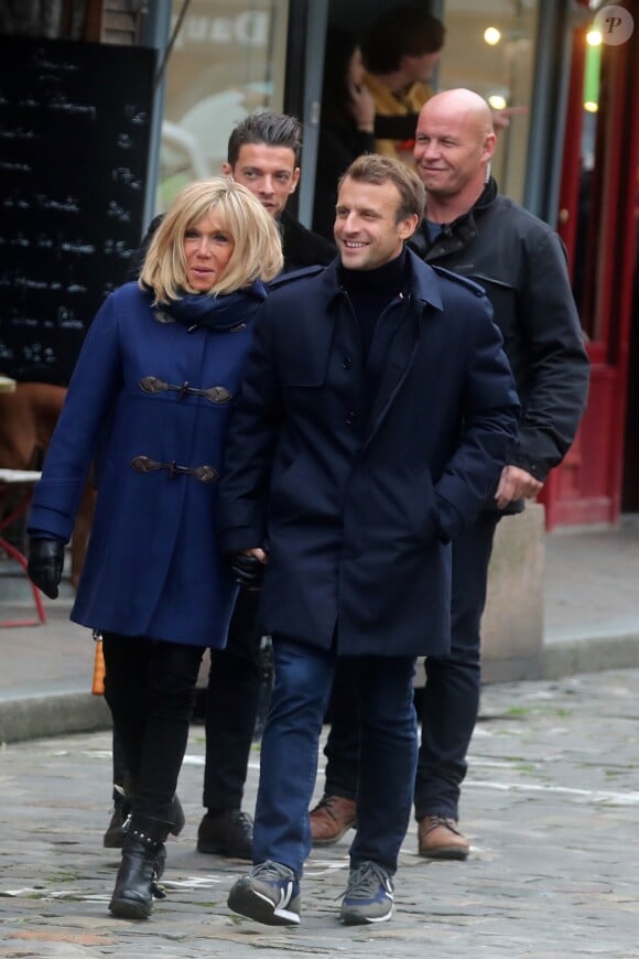 Comme chaque année, le président Emmanuel Macron et sa femme Brigitte passent le week-end de la Toussaint à Honfleur dans le Calvados. Ils sont arrivés le mercredi 30 octobre dans la soirée et logent à la Ferme Saint-Siméon, un hôtel cinq étoiles de Honfleur. En ce troisième jour, après un déjeuner au restaurant "Bistrot des Artistes" où ils ont leurs habitudes depuis des années et où ils avaient déjà déjeuné les deux jours précédents, le président Emmanuel Macron et la Première dame Brigitte Macron sont allés à la rencontre des habitants puis se sont offert une petite promenade sur la plage. Honfleur, le 2 novembre 2019.