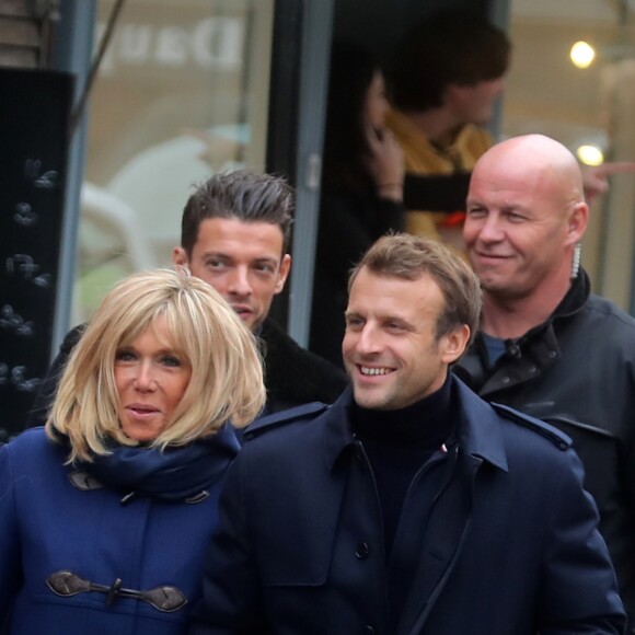 Comme chaque année, le président Emmanuel Macron et sa femme Brigitte passent le week-end de la Toussaint à Honfleur dans le Calvados. Ils sont arrivés le mercredi 30 octobre dans la soirée et logent à la Ferme Saint-Siméon, un hôtel cinq étoiles de Honfleur. En ce troisième jour, après un déjeuner au restaurant "Bistrot des Artistes" où ils ont leurs habitudes depuis des années et où ils avaient déjà déjeuné les deux jours précédents, le président Emmanuel Macron et la Première dame Brigitte Macron sont allés à la rencontre des habitants puis se sont offert une petite promenade sur la plage. Honfleur, le 2 novembre 2019.