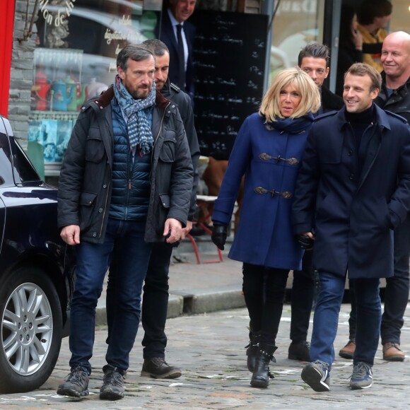 Comme chaque année, le président Emmanuel Macron et sa femme Brigitte passent le week-end de la Toussaint à Honfleur dans le Calvados. Ils sont arrivés le mercredi 30 octobre dans la soirée et logent à la Ferme Saint-Siméon, un hôtel cinq étoiles de Honfleur. En ce troisième jour, après un déjeuner au restaurant "Bistrot des Artistes" où ils ont leurs habitudes depuis des années et où ils avaient déjà déjeuné les deux jours précédents, le président Emmanuel Macron et la Première dame Brigitte Macron sont allés à la rencontre des habitants puis se sont offert une petite promenade sur la plage. Honfleur, le 2 novembre 2019.