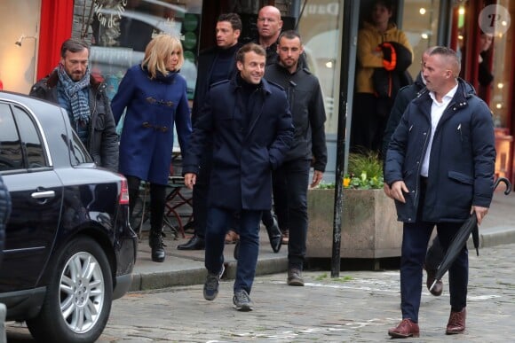 Comme chaque année, le président Emmanuel Macron et sa femme Brigitte passent le week-end de la Toussaint à Honfleur dans le Calvados. Ils sont arrivés le mercredi 30 octobre dans la soirée et logent à la Ferme Saint-Siméon, un hôtel cinq étoiles de Honfleur. En ce troisième jour, après un déjeuner au restaurant "Bistrot des Artistes" où ils ont leurs habitudes depuis des années et où ils avaient déjà déjeuné les deux jours précédents, le président Emmanuel Macron et la Première dame Brigitte Macron sont allés à la rencontre des habitants puis se sont offert une petite promenade sur la plage. Honfleur, le 2 novembre 2019.