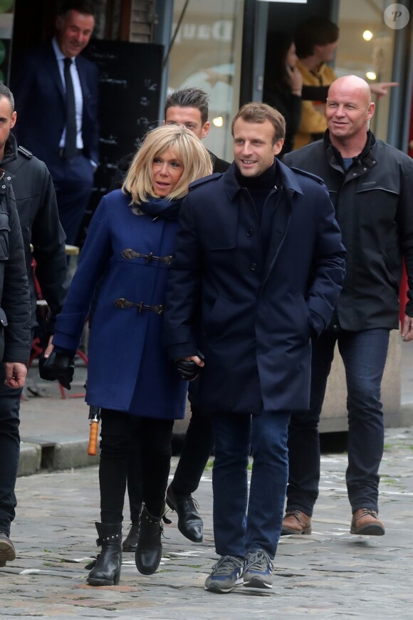 Comme chaque année, le président Emmanuel Macron et sa femme Brigitte passent le week-end de la Toussaint à Honfleur dans le Calvados. Ils sont arrivés le mercredi 30 octobre dans la soirée et logent à la Ferme Saint-Siméon, un hôtel cinq étoiles de Honfleur. En ce troisième jour, après un déjeuner au restaurant "Bistrot des Artistes" où ils ont leurs habitudes depuis des années et où ils avaient déjà déjeuné les deux jours précédents, le président Emmanuel Macron et la Première dame Brigitte Macron sont allés à la rencontre des habitants puis se sont offert une petite promenade sur la plage. Honfleur, le 2 novembre 2019.