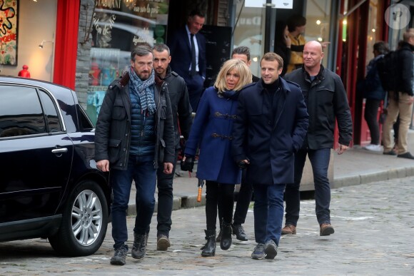Comme chaque année, le président Emmanuel Macron et sa femme Brigitte passent le week-end de la Toussaint à Honfleur dans le Calvados. Ils sont arrivés le mercredi 30 octobre dans la soirée et logent à la Ferme Saint-Siméon, un hôtel cinq étoiles de Honfleur. En ce troisième jour, après un déjeuner au restaurant "Bistrot des Artistes" où ils ont leurs habitudes depuis des années et où ils avaient déjà déjeuné les deux jours précédents, le président Emmanuel Macron et la Première dame Brigitte Macron sont allés à la rencontre des habitants puis se sont offert une petite promenade sur la plage. Honfleur, le 2 novembre 2019.