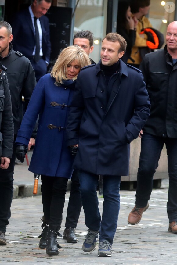 Comme chaque année, le président Emmanuel Macron et sa femme Brigitte passent le week-end de la Toussaint à Honfleur dans le Calvados. Ils sont arrivés le mercredi 30 octobre dans la soirée et logent à la Ferme Saint-Siméon, un hôtel cinq étoiles de Honfleur. En ce troisième jour, après un déjeuner au restaurant "Bistrot des Artistes" où ils ont leurs habitudes depuis des années et où ils avaient déjà déjeuné les deux jours précédents, le président Emmanuel Macron et la Première dame Brigitte Macron sont allés à la rencontre des habitants puis se sont offert une petite promenade sur la plage. Honfleur, le 2 novembre 2019.
