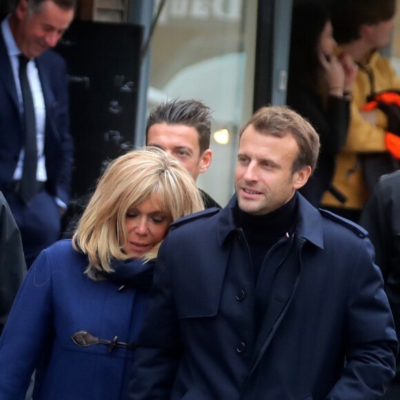 Comme chaque année, le président Emmanuel Macron et sa femme Brigitte passent le week-end de la Toussaint à Honfleur dans le Calvados. Ils sont arrivés le mercredi 30 octobre dans la soirée et logent à la Ferme Saint-Siméon, un hôtel cinq étoiles de Honfleur. En ce troisième jour, après un déjeuner au restaurant "Bistrot des Artistes" où ils ont leurs habitudes depuis des années et où ils avaient déjà déjeuné les deux jours précédents, le président Emmanuel Macron et la Première dame Brigitte Macron sont allés à la rencontre des habitants puis se sont offert une petite promenade sur la plage. Honfleur, le 2 novembre 2019.