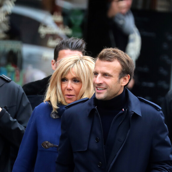 Comme chaque année, le président Emmanuel Macron et sa femme Brigitte passent le week-end de la Toussaint à Honfleur dans le Calvados. Ils sont arrivés le mercredi 30 octobre dans la soirée et logent à la Ferme Saint-Siméon, un hôtel cinq étoiles de Honfleur. En ce troisième jour, après un déjeuner au restaurant "Bistrot des Artistes" où ils ont leurs habitudes depuis des années et où ils avaient déjà déjeuné les deux jours précédents, le président Emmanuel Macron et la Première dame Brigitte Macron sont allés à la rencontre des habitants puis se sont offert une petite promenade sur la plage. Honfleur, le 2 novembre 2019.