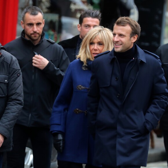Comme chaque année, le président Emmanuel Macron et sa femme Brigitte passent le week-end de la Toussaint à Honfleur dans le Calvados. Ils sont arrivés le mercredi 30 octobre dans la soirée et logent à la Ferme Saint-Siméon, un hôtel cinq étoiles de Honfleur. En ce troisième jour, après un déjeuner au restaurant "Bistrot des Artistes" où ils ont leurs habitudes depuis des années et où ils avaient déjà déjeuné les deux jours précédents, le président Emmanuel Macron et la Première dame Brigitte Macron sont allés à la rencontre des habitants puis se sont offert une petite promenade sur la plage. Honfleur, le 2 novembre 2019.