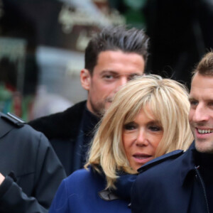 Comme chaque année, le président Emmanuel Macron et sa femme Brigitte passent le week-end de la Toussaint à Honfleur dans le Calvados. Ils sont arrivés le mercredi 30 octobre dans la soirée et logent à la Ferme Saint-Siméon, un hôtel cinq étoiles de Honfleur. En ce troisième jour, après un déjeuner au restaurant "Bistrot des Artistes" où ils ont leurs habitudes depuis des années et où ils avaient déjà déjeuné les deux jours précédents, le président Emmanuel Macron et la Première dame Brigitte Macron sont allés à la rencontre des habitants puis se sont offert une petite promenade sur la plage. Honfleur, le 2 novembre 2019.
