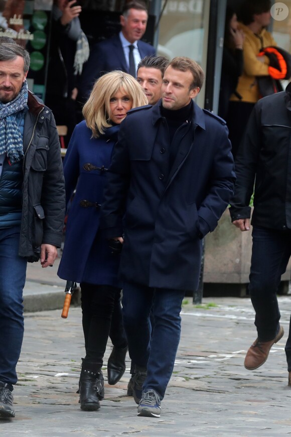 Comme chaque année, le président Emmanuel Macron et sa femme Brigitte passent le week-end de la Toussaint à Honfleur dans le Calvados. Ils sont arrivés le mercredi 30 octobre dans la soirée et logent à la Ferme Saint-Siméon, un hôtel cinq étoiles de Honfleur. En ce troisième jour, après un déjeuner au restaurant "Bistrot des Artistes" où ils ont leurs habitudes depuis des années et où ils avaient déjà déjeuné les deux jours précédents, le président Emmanuel Macron et la Première dame Brigitte Macron sont allés à la rencontre des habitants puis se sont offert une petite promenade sur la plage. Honfleur, le 2 novembre 2019.
