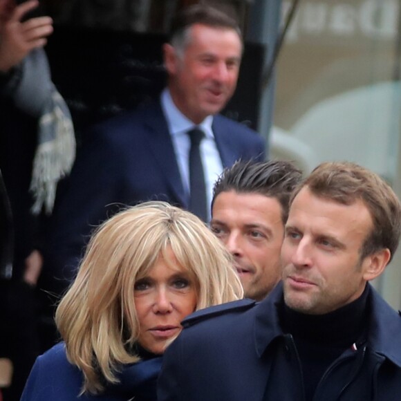 Comme chaque année, le président Emmanuel Macron et sa femme Brigitte passent le week-end de la Toussaint à Honfleur dans le Calvados. Ils sont arrivés le mercredi 30 octobre dans la soirée et logent à la Ferme Saint-Siméon, un hôtel cinq étoiles de Honfleur. En ce troisième jour, après un déjeuner au restaurant "Bistrot des Artistes" où ils ont leurs habitudes depuis des années et où ils avaient déjà déjeuné les deux jours précédents, le président Emmanuel Macron et la Première dame Brigitte Macron sont allés à la rencontre des habitants puis se sont offert une petite promenade sur la plage. Honfleur, le 2 novembre 2019.