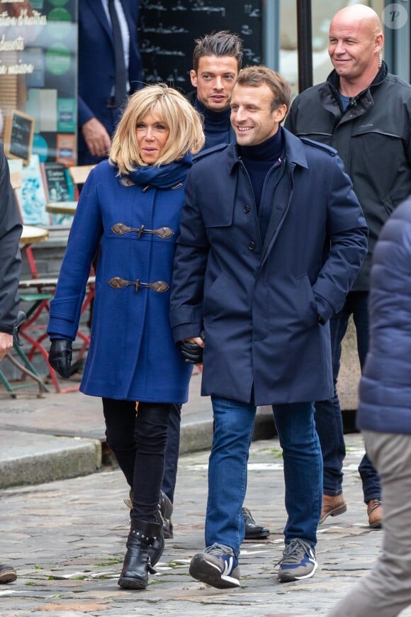 Comme chaque année, le président Emmanuel Macron et sa femme Brigitte passent le week-end de la Toussaint à Honfleur dans le Calvados. Ils sont arrivés le mercredi 30 octobre dans la soirée et logent à la Ferme Saint-Siméon, un hôtel cinq étoiles de Honfleur. En ce troisième jour, après un déjeuner au restaurant "Bistrot des Artistes" où ils ont leurs habitudes depuis des années et où ils avaient déjà déjeuné les deux jours précédents, le président Emmanuel Macron et la Première dame Brigitte Macron sont allés à la rencontre des habitants puis se sont offert une petite promenade sur la plage. Honfleur, le 2 novembre 2019.