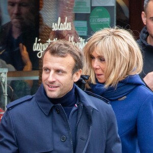 Comme chaque année, le président Emmanuel Macron et sa femme Brigitte passent le week-end de la Toussaint à Honfleur dans le Calvados. Ils sont arrivés le mercredi 30 octobre dans la soirée et logent à la Ferme Saint-Siméon, un hôtel cinq étoiles de Honfleur. En ce troisième jour, après un déjeuner au restaurant "Bistrot des Artistes" où ils ont leurs habitudes depuis des années et où ils avaient déjà déjeuné les deux jours précédents, le président Emmanuel Macron et la Première dame Brigitte Macron sont allés à la rencontre des habitants puis se sont offert une petite promenade sur la plage. Honfleur, le 2 novembre 2019.