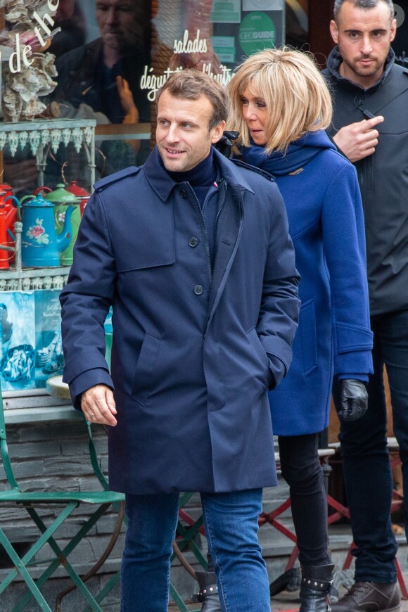 Comme chaque année, le président Emmanuel Macron et sa femme Brigitte passent le week-end de la Toussaint à Honfleur dans le Calvados. Ils sont arrivés le mercredi 30 octobre dans la soirée et logent à la Ferme Saint-Siméon, un hôtel cinq étoiles de Honfleur. En ce troisième jour, après un déjeuner au restaurant "Bistrot des Artistes" où ils ont leurs habitudes depuis des années et où ils avaient déjà déjeuné les deux jours précédents, le président Emmanuel Macron et la Première dame Brigitte Macron sont allés à la rencontre des habitants puis se sont offert une petite promenade sur la plage. Honfleur, le 2 novembre 2019.