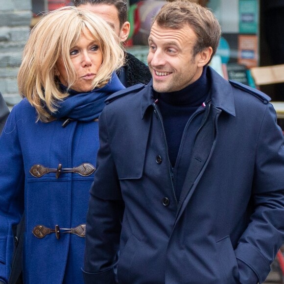 Brigitte et Emmanuel Macron passent le week-end de la Toussaint à Honfleur dans le Calvados. Ils sont arrivés le mercredi 30 octobre dans la soirée et logent à la Ferme Saint-Siméon, un hôtel cinq étoiles de Honfleur. En ce troisième jour, après un déjeuner au restaurant "Bistrot des Artistes" où ils ont leurs habitudes depuis des années et où ils avaient déjà déjeuné les deux jours précédents, le président Emmanuel Macron et la Première dame Brigitte Macron sont allés à la rencontre des habitants puis se sont offert une petite promenade sur la plage. Honfleur, le 2 novembre 2019.