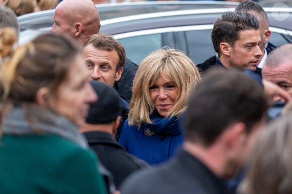 Comme chaque année, le président Emmanuel Macron et sa femme Brigitte passent le week-end de la Toussaint à Honfleur dans le Calvados. Ils sont arrivés le mercredi 30 octobre dans la soirée et logent à la Ferme Saint-Siméon, un hôtel cinq étoiles de Honfleur. En ce troisième jour, après un déjeuner au restaurant "Bistrot des Artistes" où ils ont leurs habitudes depuis des années et où ils avaient déjà déjeuné les deux jours précédents, le président Emmanuel Macron et la Première dame Brigitte Macron sont allés à la rencontre des habitants puis se sont offert une petite promenade sur la plage. Honfleur, le 2 novembre 2019.