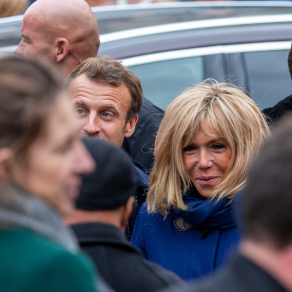 Comme chaque année, le président Emmanuel Macron et sa femme Brigitte passent le week-end de la Toussaint à Honfleur dans le Calvados. Ils sont arrivés le mercredi 30 octobre dans la soirée et logent à la Ferme Saint-Siméon, un hôtel cinq étoiles de Honfleur. En ce troisième jour, après un déjeuner au restaurant "Bistrot des Artistes" où ils ont leurs habitudes depuis des années et où ils avaient déjà déjeuné les deux jours précédents, le président Emmanuel Macron et la Première dame Brigitte Macron sont allés à la rencontre des habitants puis se sont offert une petite promenade sur la plage. Honfleur, le 2 novembre 2019.