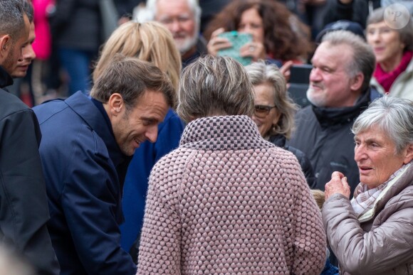 Comme chaque année, le président Emmanuel Macron et sa femme Brigitte passent le week-end de la Toussaint à Honfleur dans le Calvados. Ils sont arrivés le mercredi 30 octobre dans la soirée et logent à la Ferme Saint-Siméon, un hôtel cinq étoiles de Honfleur. En ce troisième jour, après un déjeuner au restaurant "Bistrot des Artistes" où ils ont leurs habitudes depuis des années et où ils avaient déjà déjeuné les deux jours précédents, le président Emmanuel Macron et la Première dame Brigitte Macron sont allés à la rencontre des habitants puis se sont offert une petite promenade sur la plage. Honfleur, le 2 novembre 2019.