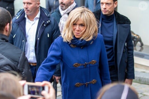 Comme chaque année, le président Emmanuel Macron et sa femme Brigitte passent le week-end de la Toussaint à Honfleur dans le Calvados. Ils sont arrivés le mercredi 30 octobre dans la soirée et logent à la Ferme Saint-Siméon, un hôtel cinq étoiles de Honfleur. En ce troisième jour, après un déjeuner au restaurant "Bistrot des Artistes" où ils ont leurs habitudes depuis des années et où ils avaient déjà déjeuné les deux jours précédents, le président Emmanuel Macron et la Première dame Brigitte Macron sont allés à la rencontre des habitants puis se sont offert une petite promenade sur la plage. Honfleur, le 2 novembre 2019.