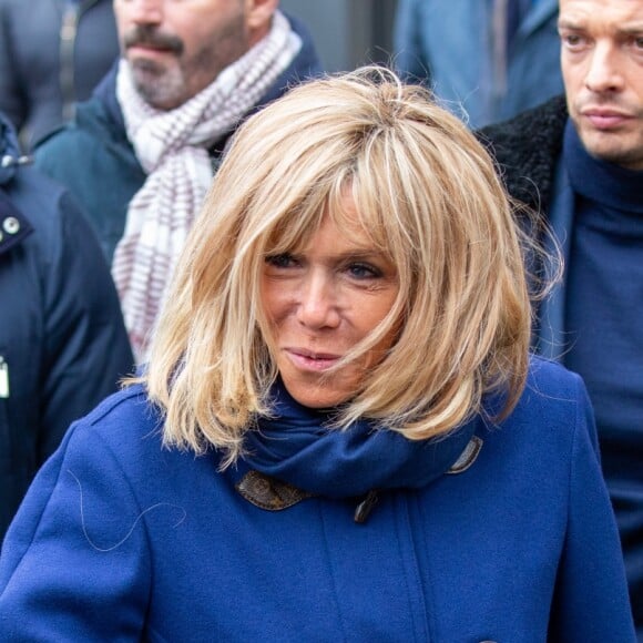 Comme chaque année, le président Emmanuel Macron et sa femme Brigitte passent le week-end de la Toussaint à Honfleur dans le Calvados. Ils sont arrivés le mercredi 30 octobre dans la soirée et logent à la Ferme Saint-Siméon, un hôtel cinq étoiles de Honfleur. En ce troisième jour, après un déjeuner au restaurant "Bistrot des Artistes" où ils ont leurs habitudes depuis des années et où ils avaient déjà déjeuné les deux jours précédents, le président Emmanuel Macron et la Première dame Brigitte Macron sont allés à la rencontre des habitants puis se sont offert une petite promenade sur la plage. Honfleur, le 2 novembre 2019.