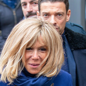 Comme chaque année, le président Emmanuel Macron et sa femme Brigitte passent le week-end de la Toussaint à Honfleur dans le Calvados. Ils sont arrivés le mercredi 30 octobre dans la soirée et logent à la Ferme Saint-Siméon, un hôtel cinq étoiles de Honfleur. En ce troisième jour, après un déjeuner au restaurant "Bistrot des Artistes" où ils ont leurs habitudes depuis des années et où ils avaient déjà déjeuné les deux jours précédents, le président Emmanuel Macron et la Première dame Brigitte Macron sont allés à la rencontre des habitants puis se sont offert une petite promenade sur la plage. Honfleur, le 2 novembre 2019.