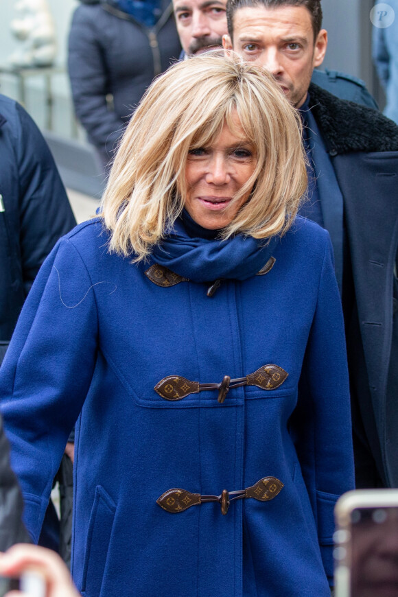 Comme chaque année, le président Emmanuel Macron et sa femme Brigitte passent le week-end de la Toussaint à Honfleur dans le Calvados. Ils sont arrivés le mercredi 30 octobre dans la soirée et logent à la Ferme Saint-Siméon, un hôtel cinq étoiles de Honfleur. En ce troisième jour, après un déjeuner au restaurant "Bistrot des Artistes" où ils ont leurs habitudes depuis des années et où ils avaient déjà déjeuné les deux jours précédents, le président Emmanuel Macron et la Première dame Brigitte Macron sont allés à la rencontre des habitants puis se sont offert une petite promenade sur la plage. Honfleur, le 2 novembre 2019.