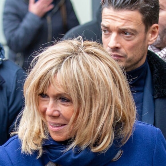 Comme chaque année, le président Emmanuel Macron et sa femme Brigitte passent le week-end de la Toussaint à Honfleur dans le Calvados. Ils sont arrivés le mercredi 30 octobre dans la soirée et logent à la Ferme Saint-Siméon, un hôtel cinq étoiles de Honfleur. En ce troisième jour, après un déjeuner au restaurant "Bistrot des Artistes" où ils ont leurs habitudes depuis des années et où ils avaient déjà déjeuné les deux jours précédents, le président Emmanuel Macron et la Première dame Brigitte Macron sont allés à la rencontre des habitants puis se sont offert une petite promenade sur la plage. Honfleur, le 2 novembre 2019.