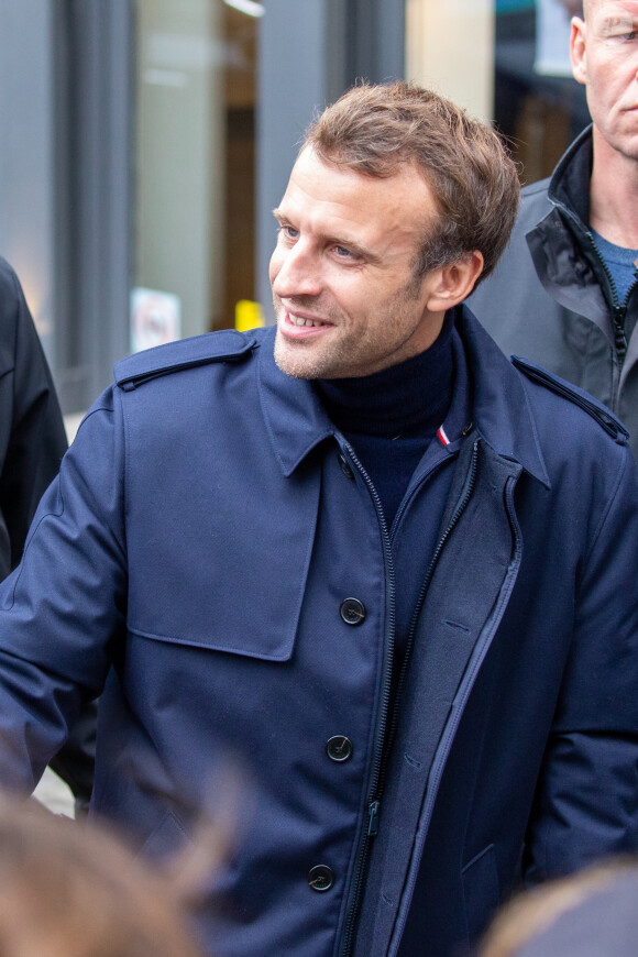 Comme chaque année, le président Emmanuel Macron et sa femme Brigitte passent le week-end de la Toussaint à Honfleur dans le Calvados. Ils sont arrivés le mercredi 30 octobre dans la soirée et logent à la Ferme Saint-Siméon, un hôtel cinq étoiles de Honfleur. En ce troisième jour, après un déjeuner au restaurant "Bistrot des Artistes" où ils ont leurs habitudes depuis des années et où ils avaient déjà déjeuné les deux jours précédents, le président Emmanuel Macron et la Première dame Brigitte Macron sont allés à la rencontre des habitants puis se sont offert une petite promenade sur la plage. Honfleur, le 2 novembre 2019.