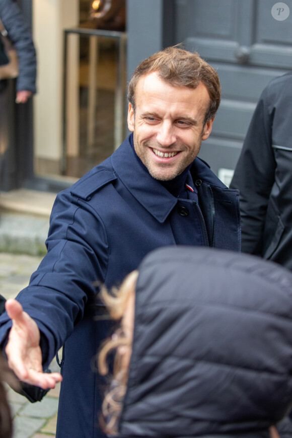 Comme chaque année, le président Emmanuel Macron et sa femme Brigitte passent le week-end de la Toussaint à Honfleur dans le Calvados. Ils sont arrivés le mercredi 30 octobre dans la soirée et logent à la Ferme Saint-Siméon, un hôtel cinq étoiles de Honfleur. En ce troisième jour, après un déjeuner au restaurant "Bistrot des Artistes" où ils ont leurs habitudes depuis des années et où ils avaient déjà déjeuné les deux jours précédents, le président Emmanuel Macron et la Première dame Brigitte Macron sont allés à la rencontre des habitants puis se sont offert une petite promenade sur la plage. Honfleur, le 2 novembre 2019.