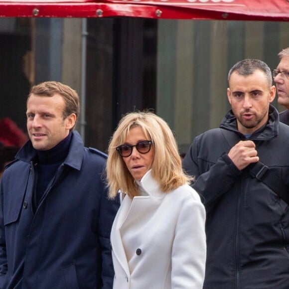Le président Emmanuel Macron et sa femme Brigitte passent le week-end de la Toussaint à Honfleur, deuxième jour, le 1er novembre 2019. Comme tous les week-ends de Toussaint, le président Emmanuel Macron et sa femme Brigitte sont à Honfleur dans le Calvados où ils sont arrivés le mercredi 30 octobre dans la soirée. Ils logent à la Ferme Saint-Siméon, un hôtel cinq étoiles de Honfleur. De leur hôtel, ils sont venus à pied pour déjeuner au Bistrot des Artistes, où ils ont leurs habitudes depuis des années et où ils avaient déjà déjeuné et dîné la veille. Ils sont ensuite allés se promener sur la jetée du port.