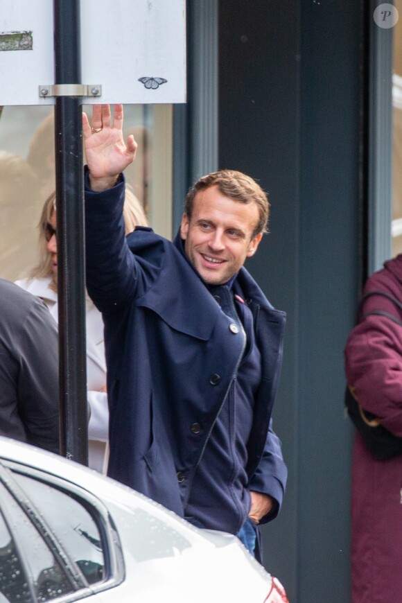 Le président Emmanuel Macron et sa femme Brigitte passent le week-end de la Toussaint à Honfleur, deuxième jour, le 1er novembre 2019. Comme tous les week-ends de Toussaint, le président Emmanuel Macron et sa femme Brigitte sont à Honfleur dans le Calvados où ils sont arrivés le mercredi 30 octobre dans la soirée. Ils logent à la Ferme Saint-Siméon, un hôtel cinq étoiles de Honfleur. De leur hôtel, ils sont venus à pied pour déjeuner au Bistrot des Artistes, où ils ont leurs habitudes depuis des années et où ils avaient déjà déjeuné et dîné la veille. Ils sont ensuite allés se promener sur la jetée du port.