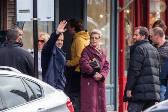 Le président Emmanuel Macron et sa femme Brigitte passent le week-end de la Toussaint à Honfleur, deuxième jour, le 1er novembre 2019. Comme tous les week-ends de Toussaint, le président Emmanuel Macron et sa femme Brigitte sont à Honfleur dans le Calvados où ils sont arrivés le mercredi 30 octobre dans la soirée. Ils logent à la Ferme Saint-Siméon, un hôtel cinq étoiles de Honfleur. De leur hôtel, ils sont venus à pied pour déjeuner au Bistrot des Artistes, où ils ont leurs habitudes depuis des années et où ils avaient déjà déjeuné et dîné la veille. Ils sont ensuite allés se promener sur la jetée du port.
