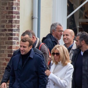 Le président Emmanuel Macron et sa femme Brigitte passent le week-end de la Toussaint à Honfleur, deuxième jour, le 1er novembre 2019. Comme tous les week-ends de Toussaint, le président Emmanuel Macron et sa femme Brigitte sont à Honfleur dans le Calvados où ils sont arrivés le mercredi 30 octobre dans la soirée. Ils logent à la Ferme Saint-Siméon, un hôtel cinq étoiles de Honfleur. De leur hôtel, ils sont venus à pied pour déjeuner au Bistrot des Artistes, où ils ont leurs habitudes depuis des années et où ils avaient déjà déjeuné et dîné la veille. Ils sont ensuite allés se promener sur la jetée du port.