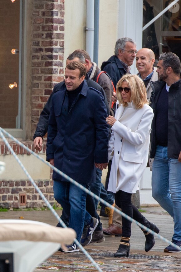 Le président Emmanuel Macron et sa femme Brigitte passent le week-end de la Toussaint à Honfleur, deuxième jour, le 1er novembre 2019. Comme tous les week-ends de Toussaint, le président Emmanuel Macron et sa femme Brigitte sont à Honfleur dans le Calvados où ils sont arrivés le mercredi 30 octobre dans la soirée. Ils logent à la Ferme Saint-Siméon, un hôtel cinq étoiles de Honfleur. De leur hôtel, ils sont venus à pied pour déjeuner au Bistrot des Artistes, où ils ont leurs habitudes depuis des années et où ils avaient déjà déjeuné et dîné la veille. Ils sont ensuite allés se promener sur la jetée du port.