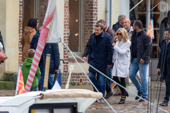Le président Emmanuel Macron et sa femme Brigitte passent le week-end de la Toussaint à Honfleur, deuxième jour, le 1er novembre 2019. Comme tous les week-ends de Toussaint, le président Emmanuel Macron et sa femme Brigitte sont à Honfleur dans le Calvados où ils sont arrivés le mercredi 30 octobre dans la soirée. Ils logent à la Ferme Saint-Siméon, un hôtel cinq étoiles de Honfleur. De leur hôtel, ils sont venus à pied pour déjeuner au Bistrot des Artistes, où ils ont leurs habitudes depuis des années et où ils avaient déjà déjeuné et dîné la veille. Ils sont ensuite allés se promener sur la jetée du port.