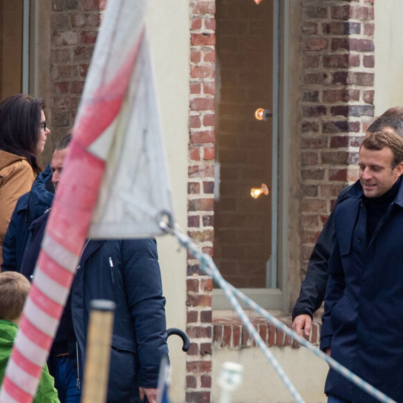 Le président Emmanuel Macron et sa femme Brigitte passent le week-end de la Toussaint à Honfleur, deuxième jour, le 1er novembre 2019. Comme tous les week-ends de Toussaint, le président Emmanuel Macron et sa femme Brigitte sont à Honfleur dans le Calvados où ils sont arrivés le mercredi 30 octobre dans la soirée. Ils logent à la Ferme Saint-Siméon, un hôtel cinq étoiles de Honfleur. De leur hôtel, ils sont venus à pied pour déjeuner au Bistrot des Artistes, où ils ont leurs habitudes depuis des années et où ils avaient déjà déjeuné et dîné la veille. Ils sont ensuite allés se promener sur la jetée du port.
